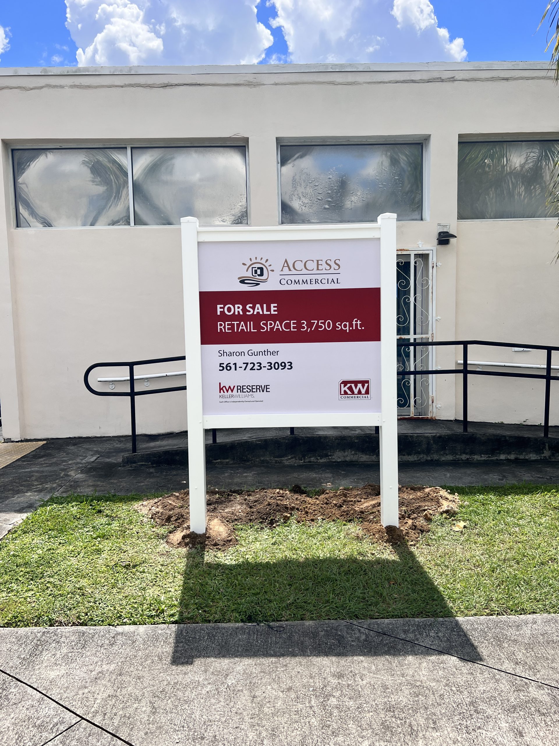 White vinyl 4x4 post system holding an Access Commercial FOR SALE sign in Richmond Heights, Miami